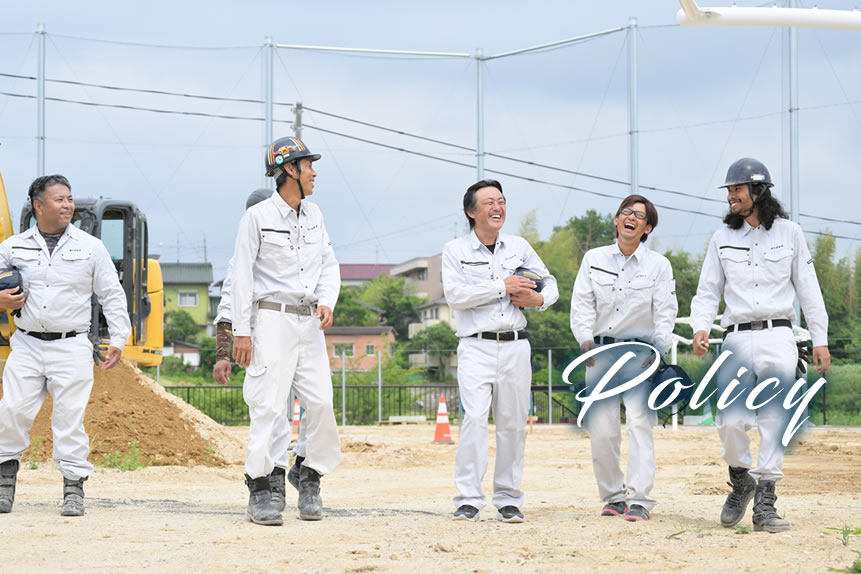 ヘルメットと作業着を着た男性が工事作業をしている