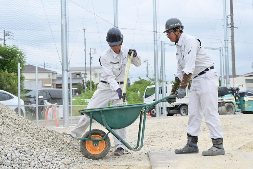 ヘルメットと作業着を着た男性が工事作業をしている