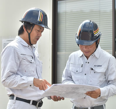 男性がショベルカーを操作している