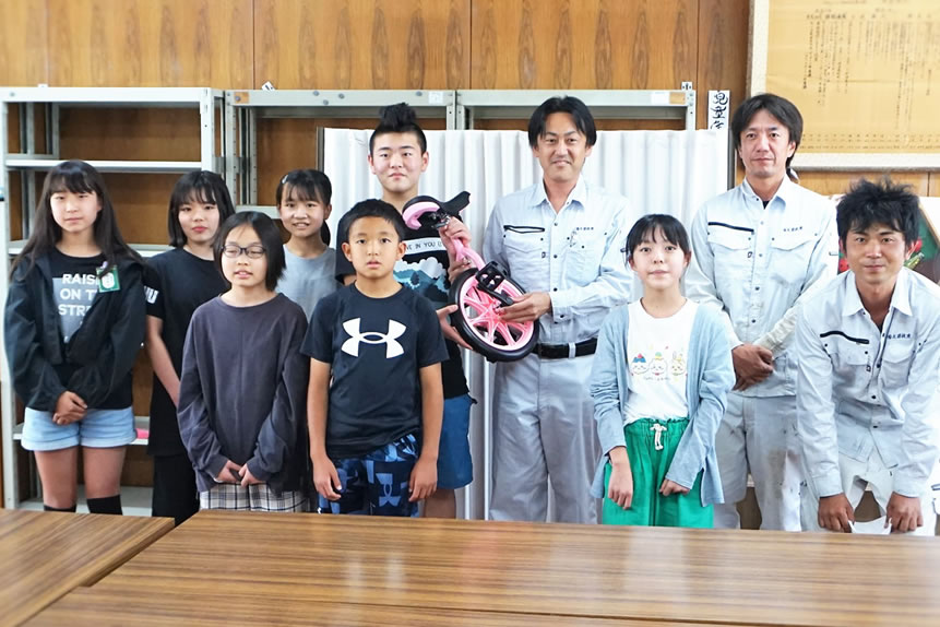 男性がショベルカーを操作している