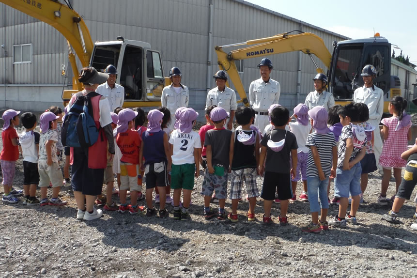 ヘルメットを被った男性が、黄色の工具を覗いて仕事している