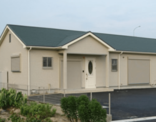 ヘルメットと作業着を着た男性